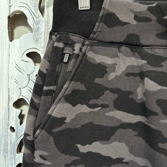 Athleta Triumph Black/Gray Camo Fleece Lined Sweatpants Jogger Petite Inseam - Picture 4 of 9